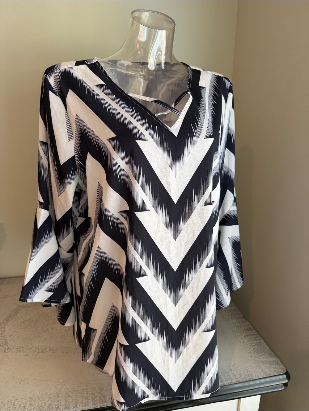 Chico's Black & White Chevron V-Neck Tunic Chicos Sz 2 ( US 12-14)